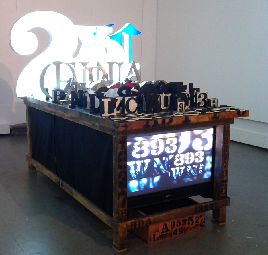 Héctor de Anda Historias contadas acrilico, madera y metal  sobre mesa de madera y video/ instalación Variables 2015 